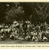 Gli alunni della scuola all'aperto F. Fortuzzi nella “Sagra del Grano”, in «Il Comune di Bologna, rivista mensile del Comune», aprile 1929, Biblioteca dell'Archiginnasio, Bologna.