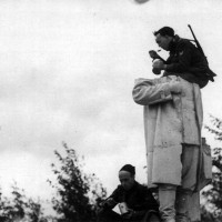 Esercito Areonautica Camicie nere, fronte occidentale russo, Camicie nere divisione Tagliamento consumano il rancio seduti su una statua decapitata di Stalin in russia nel 1942, in ACS, Partito nazionale fascista, Ufficio propaganda, Seconda guerra mondiale,  busta 59.