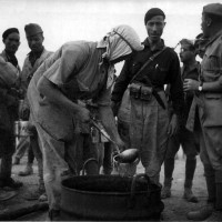 Fronte Africa settentrionale, Camicie nere della 4° divisione in sosta per il rancio nel deserto libico nel settembre 1940, in ACS, Partito nazionale fascista, Ufficio propaganda, Seconda guerra mondiale, busta 7.