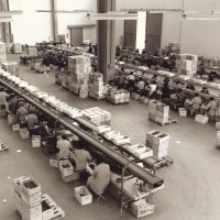 Cernitrici al lavoro a Vignola nel magazzino dell’azienda APCA