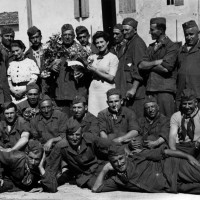 La carovana dei facchini impiegati presso il mercato ortofrutticolo di Vignola, in un'immagine di fine anni Trenta. 
Foto Archivio Gruppo Mezaluna - Mario Menabue.