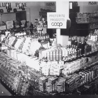 Esposizione di prodotti a marchio Coop nel punto vendita di una cooperativa di consumo (anni cinquanta)