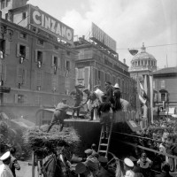 Trebbiatura del grano in piazza Garibaldi a Parma, 27/6/1942, Archivio fotografico Amoretti.