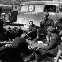Esercito Fronte greco, Bersaglieri del 2° reggimento in Grecia consumano il rancio sull'erba nel maggio 1941, in ACS, Partito nazionale fascista, Ufficio propaganda, Seconda guerra mondiale, busta 25 1941/05.