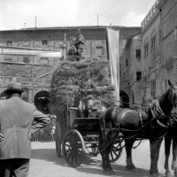 Trebbiatura del grano in piazza Garibaldi a Parma, 27/6/1942, Archivio fotografico Amoretti.