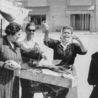Marina Quadrelli detta Baracla, pescivendola ambulante nella piazza di Bellaria. Anni '60. Collezione privata Marina Quadrelli