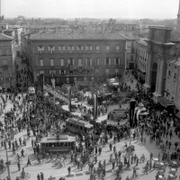 Trebbiatura del grano in piazza Garibaldi a Parma, 27/6/1942, Archivio fotografico Amoretti.