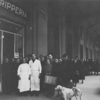 Fila di donne in attesa davanti a una tripperia in via dei Mille, foto in Franco Cristofori, Bologna. Gente e vita dal 1914 al 1945, Bologna, Alfa, 1980, p. 465.