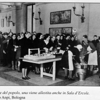 La mensa del popolo allestita in sala d'Ercole, foto in Archivio Anpi, Bologna.