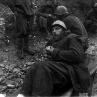 Esercito fronte greco albanese, soldati in pausa consumano il rancio nell'inverno 1941, in ACS, Partito nazionale fascista, Ufficio propaganda, Seconda guerra mondiale, busta 13.